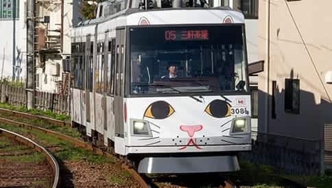 走行中の幸福の招き猫電車
