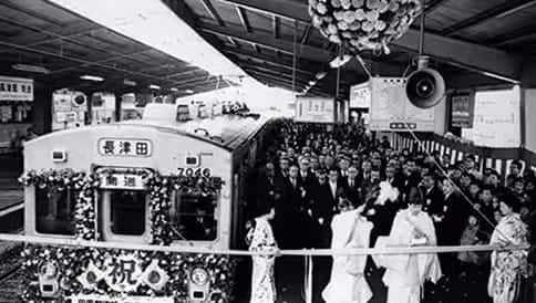1966年4月1日の溝の口駅における田園都市線溝の口～長津田間開業祝賀電車
